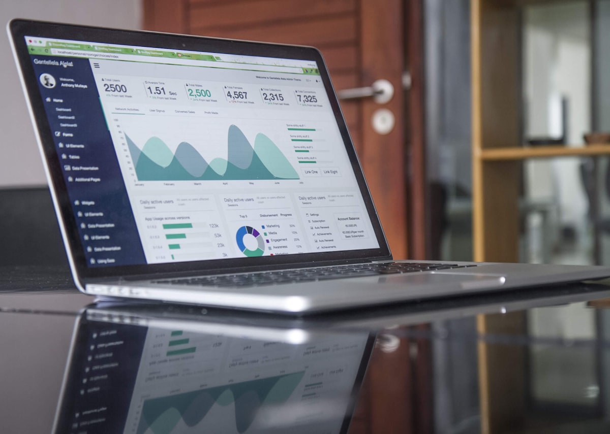 Formación en marketing digital bonificada FUNDAE para empresas con redes sociales, SEO y ecommerce